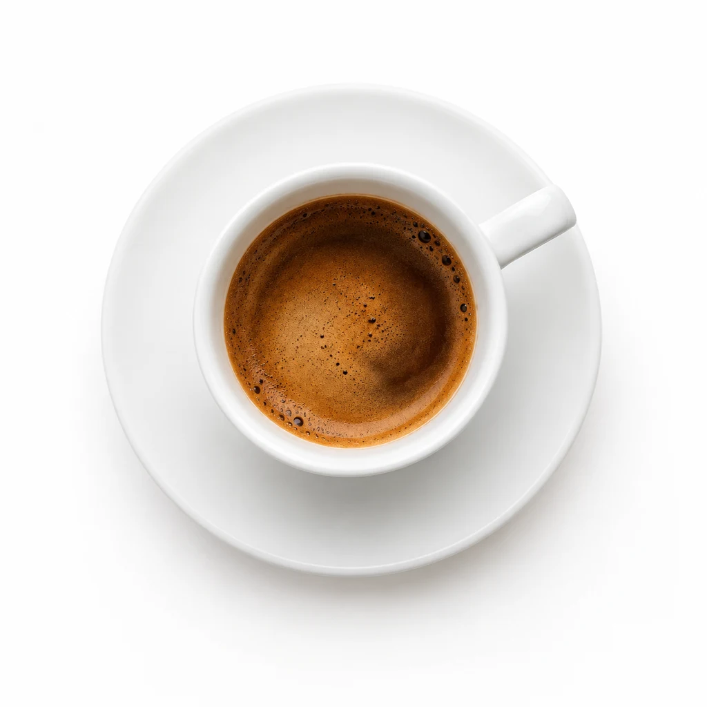 Weiße Kaffeetasse mit Untertasse, von oben fotografiert.